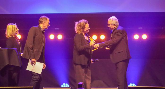 Annick Gingras-Genois, vice-présidente RH et organisation de Quobly reçoit le trophée start-up