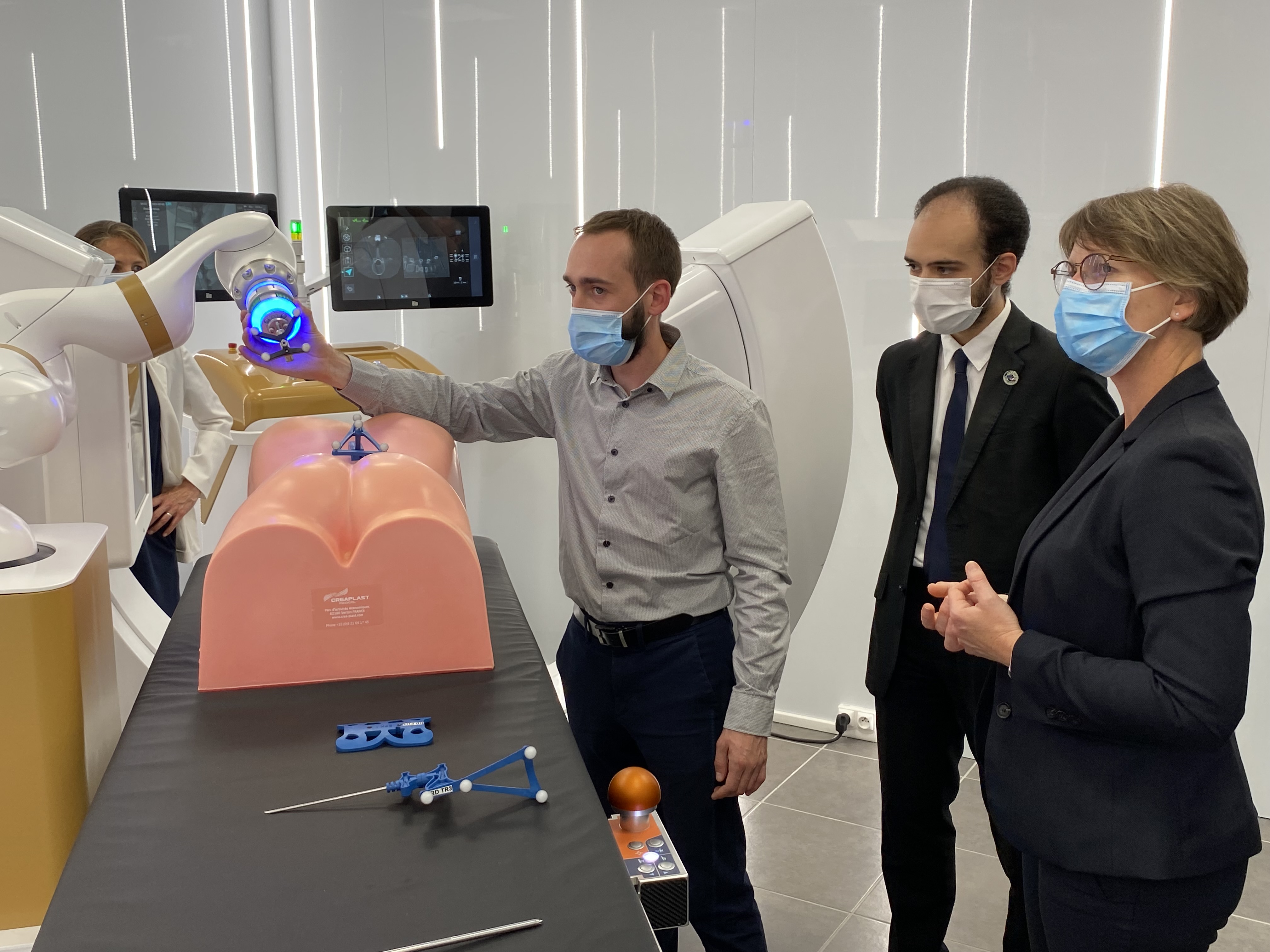 La plateforme d'eCential Robotics unifie imagerie 2D/3D robotisée, navigation chirurgicale et bras robotisé chirurgical 