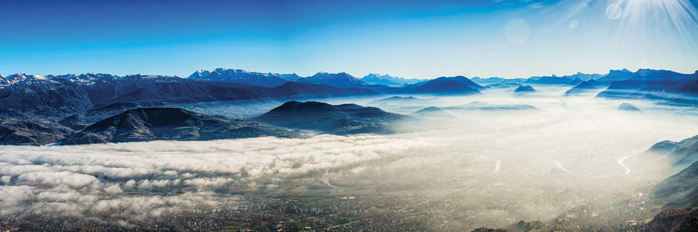 Montagnes et brume