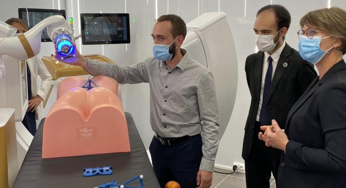 La plateforme d'eCential Robotics  unifiant imagerie 2D/3D robotisée, navigation chirurgicale et bras robotisé chirurgical
