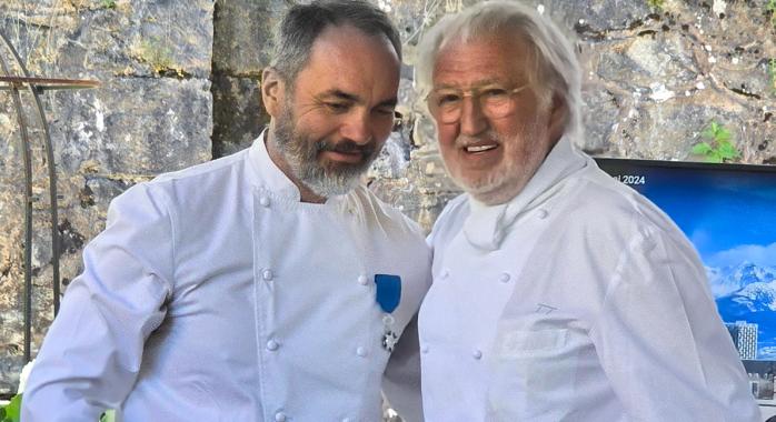 Christophe Aribert et Pierre Gagnaire lors de la réception à la Maison Aribert, le 10 mai 2024, à Uriage-les-Bains.