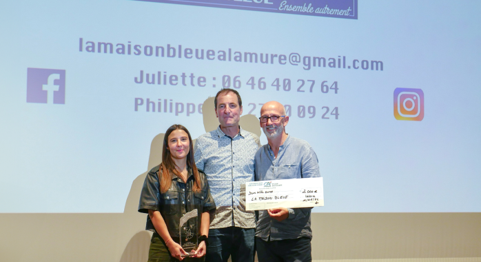 Juliette et Philippe Auffray, fondateurs de la Maison Bleue, et Pierre-Denis Rippert, président de la caisse locale du Crédit Agricole de la Mure.