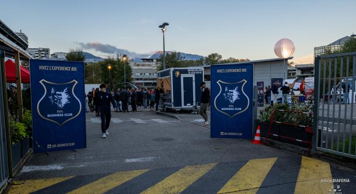 Les stands devant la patinoire © J. Diaféria