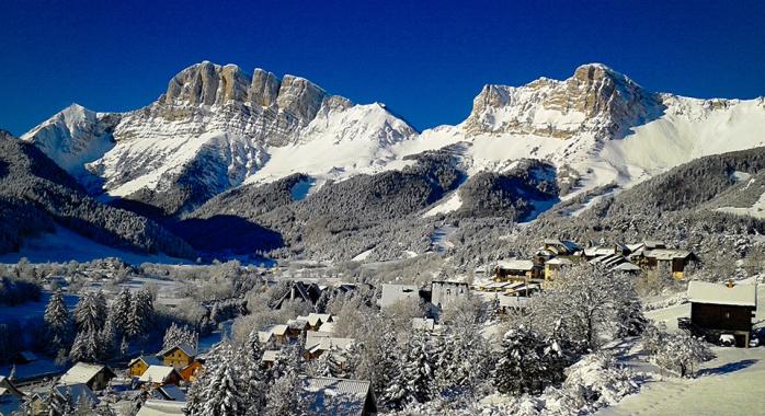 Pour les vacances d’hiver, les massifs isérois (ici, Gresse-en-Vercors) continuent d’attirer skieurs et amoureux de la montagne 