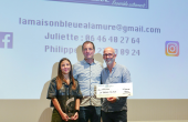 Juliette et Philippe Auffray, fondateurs de la Maison Bleue, et Pierre-Denis Rippert, président de la caisse locale du Crédit Agricole de la Mure.