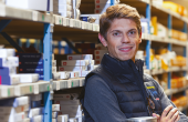 Maxime Mironneau, PDG de Aprotec, dans l’atelier au Pont-de-Claix © J.-M. Blache